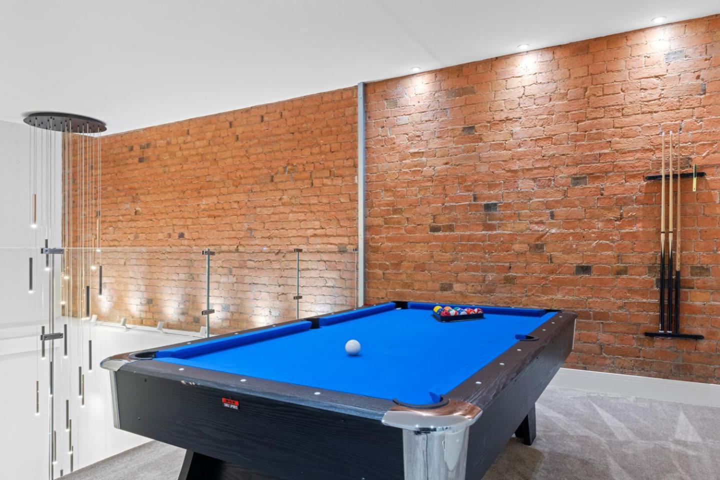 Luxury 2-bed With Parking & Terrace Nottingham