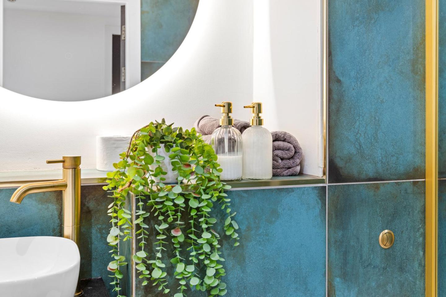 Luxury 2-bed With Parking & Terrace