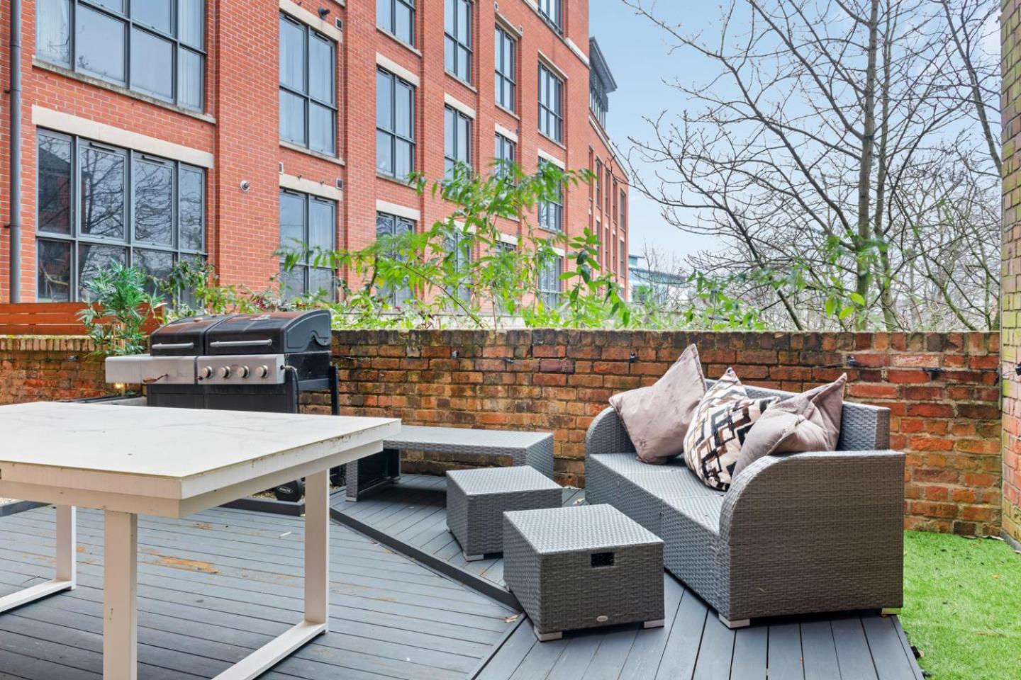 Luxury 2-bed With Parking & Terrace Apartment