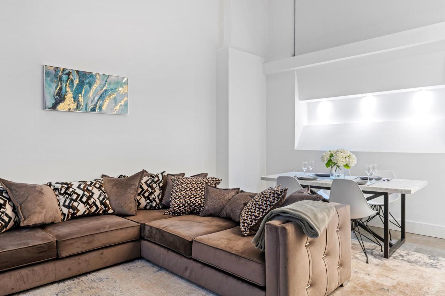 Apartment Luxury 2-bed With Parking & Terrace Nottingham