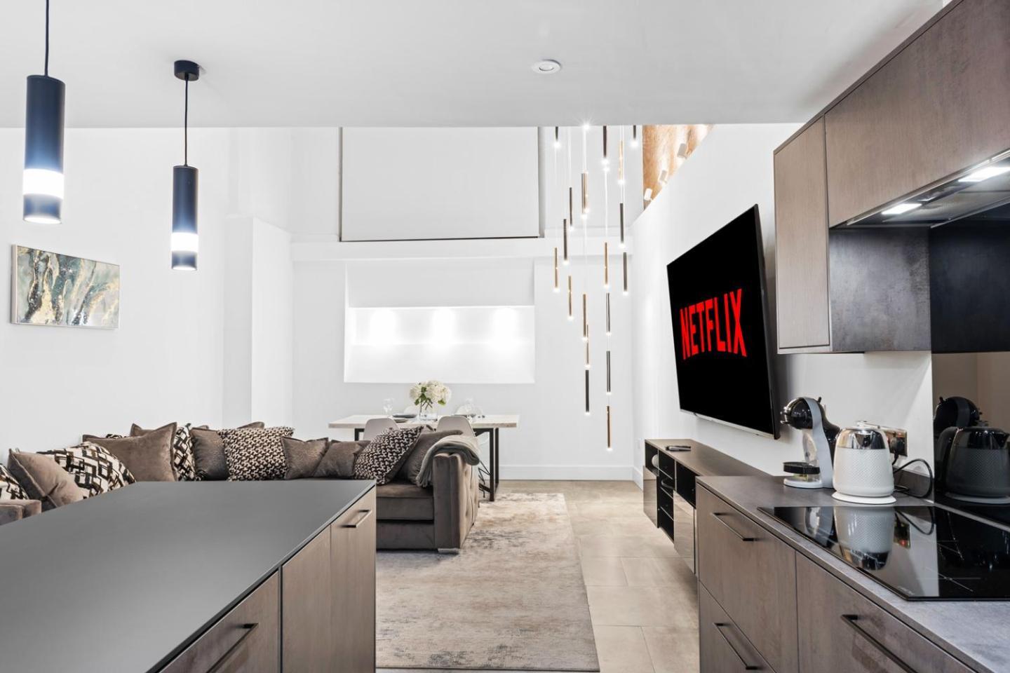 Luxury 2-bed With Parking & Terrace Apartment