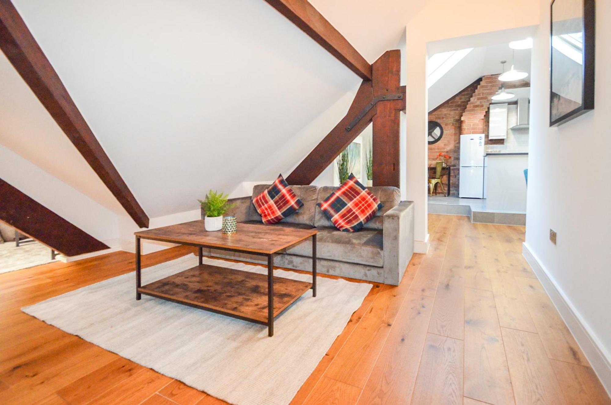 Luxury 2 Bed, 2 Bath Centre Apartment