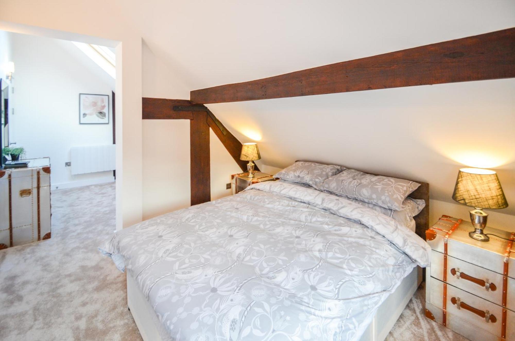 Luxury 2 Bed, 2 Bath Centre