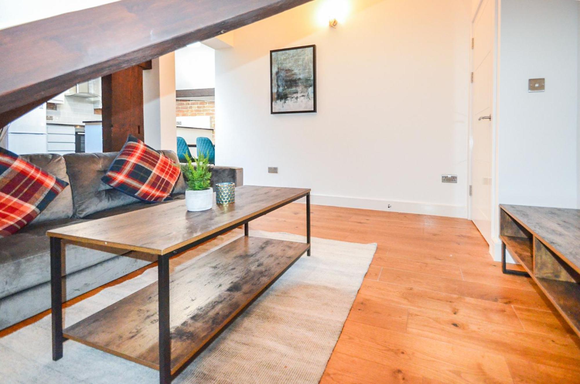 Luxury 2 Bed, 2 Bath Centre Apartment