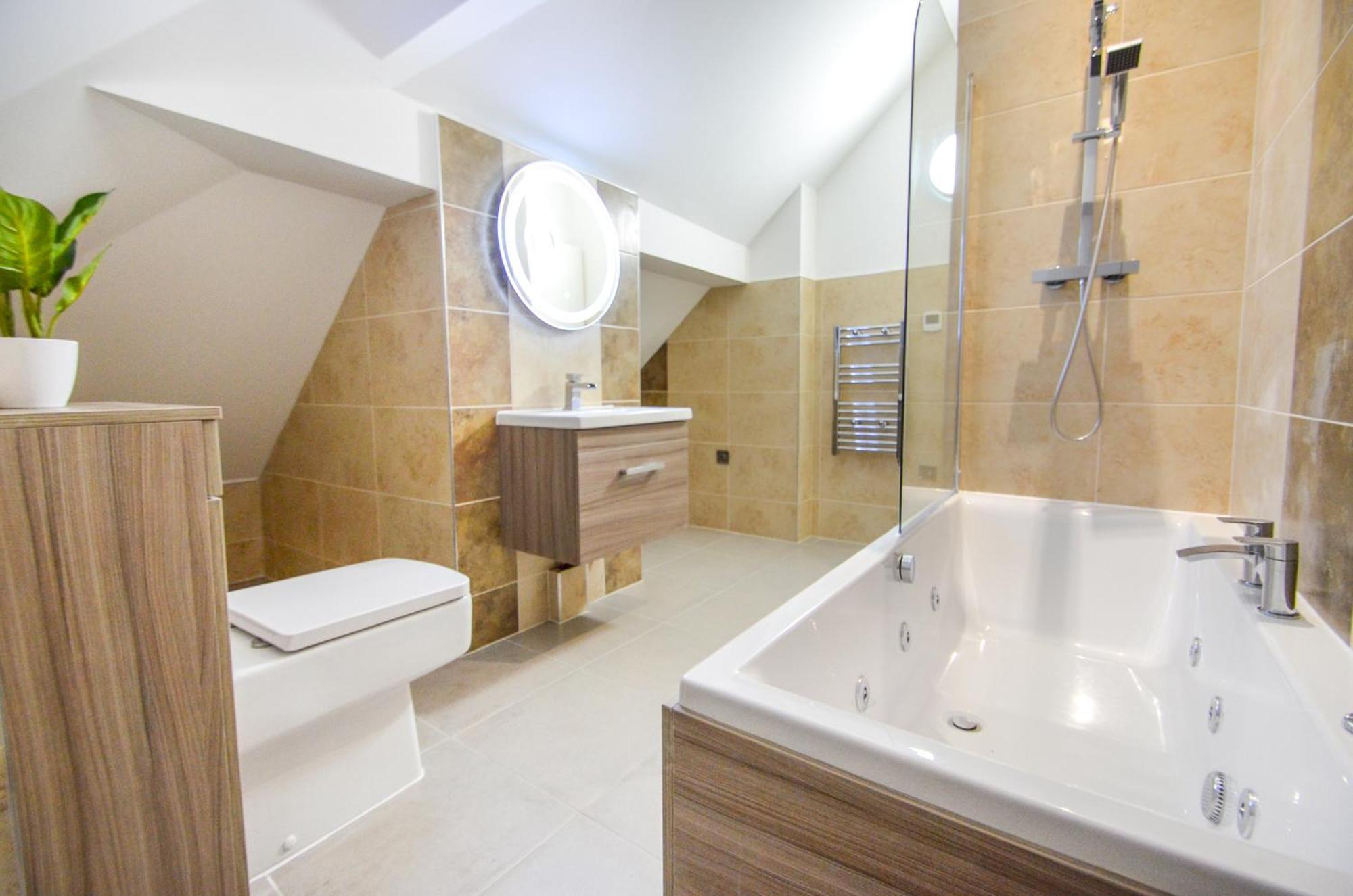 Luxury 2 Bed, 2 Bath Centre Apartment *