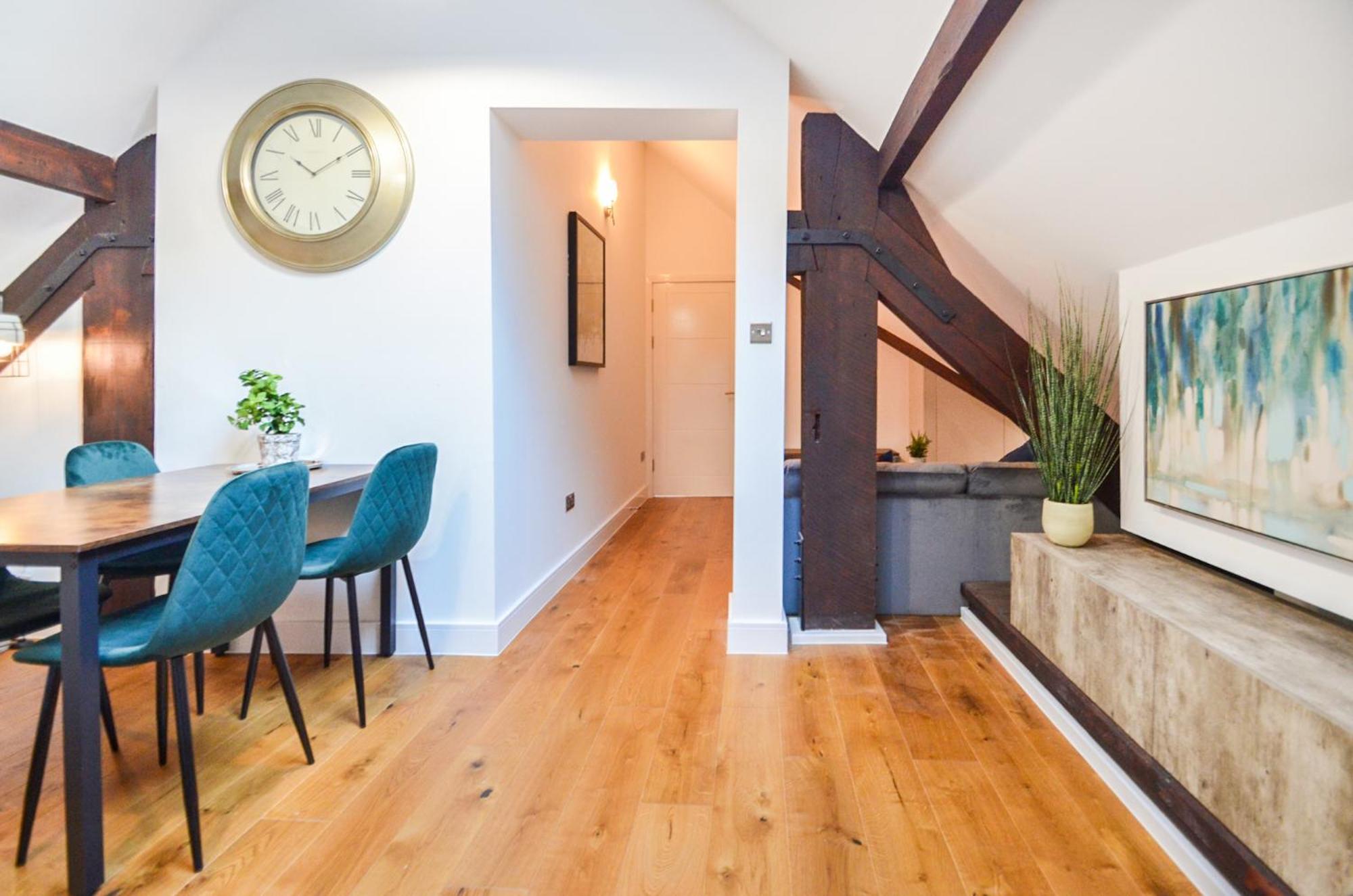 Luxury 2 Bed, 2 Bath Centre Apartment