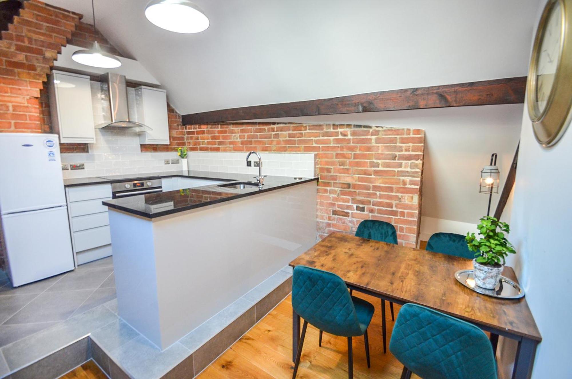 Luxury 2 Bed, 2 Bath Centre *
