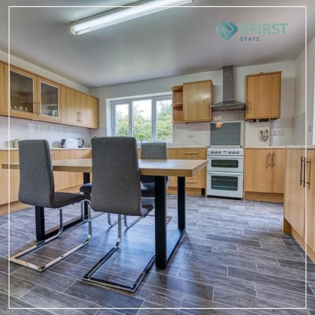 Your Peaceful Escape 8-Bedroom Home In Nottingham - Near City Hospital, Sherwood & Close To City Centre Apartment *