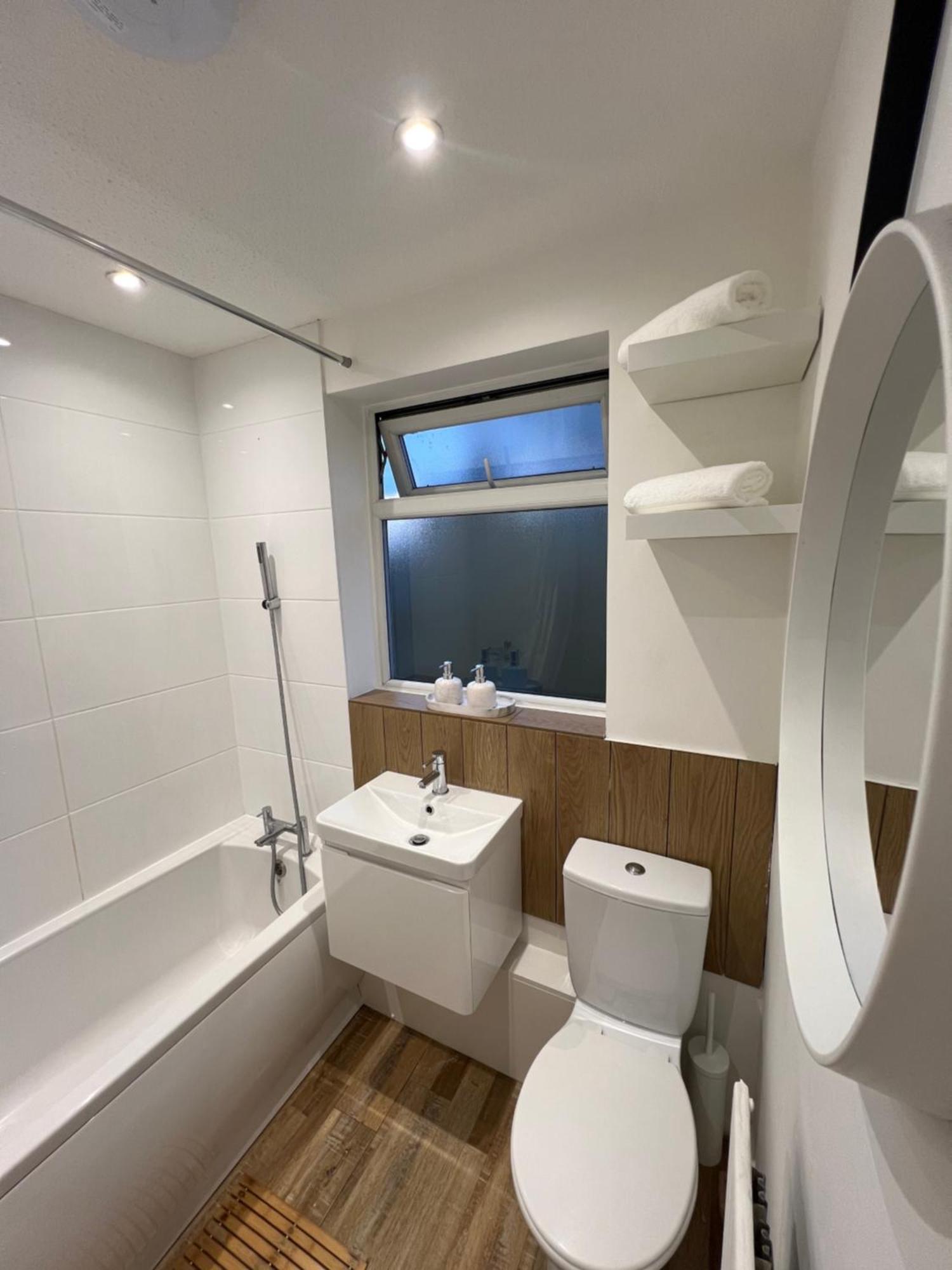 Holiday home Comfortable 2 Bedroom House Perfect For Business And Leisure Free Wifi Free Parking Spot *