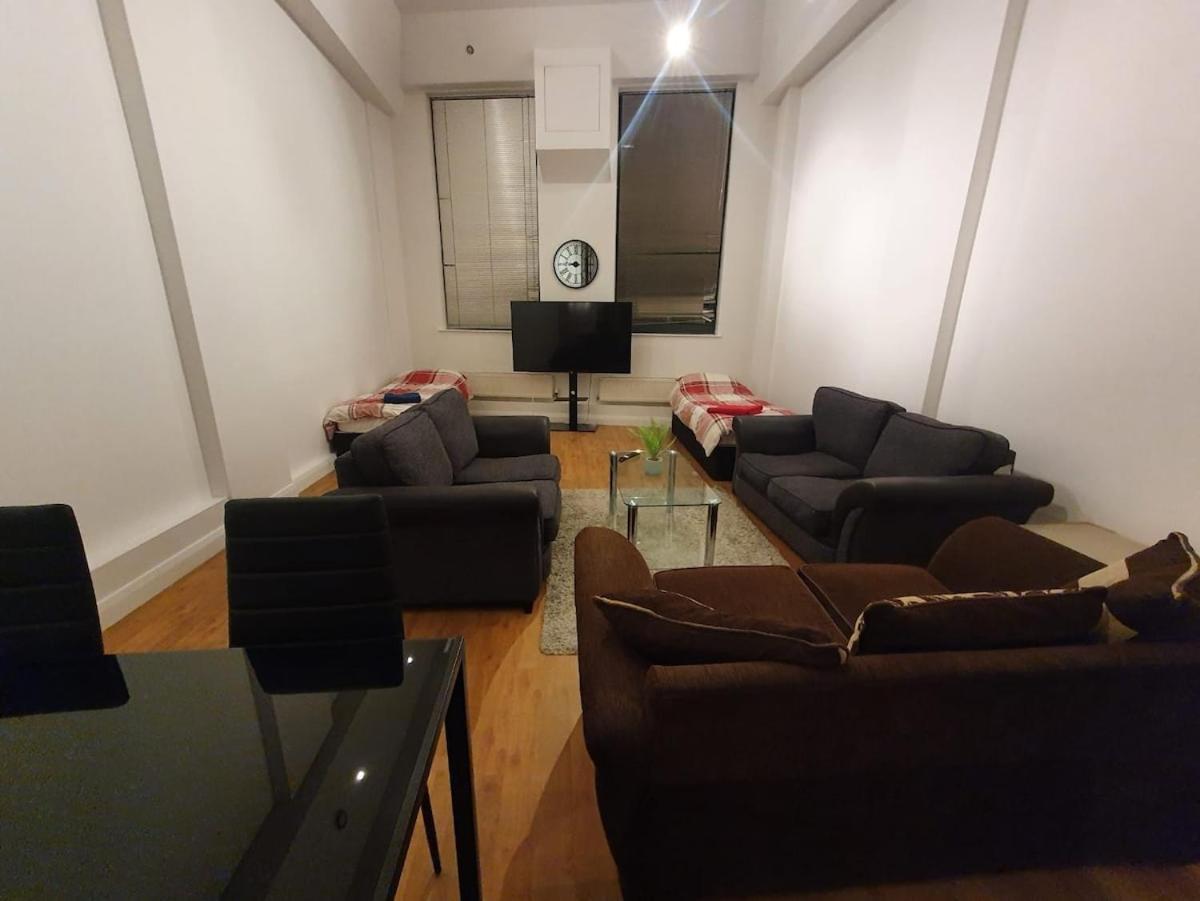 Centre 2 Double Bedrooms Duplex With 6 Proper Beds - Location, Close To Victoria Centre Shopping Centre With Two Bathrooms And Kitchen In Thurland Street - Parking Five Pounds A Day, Cars And Vans *