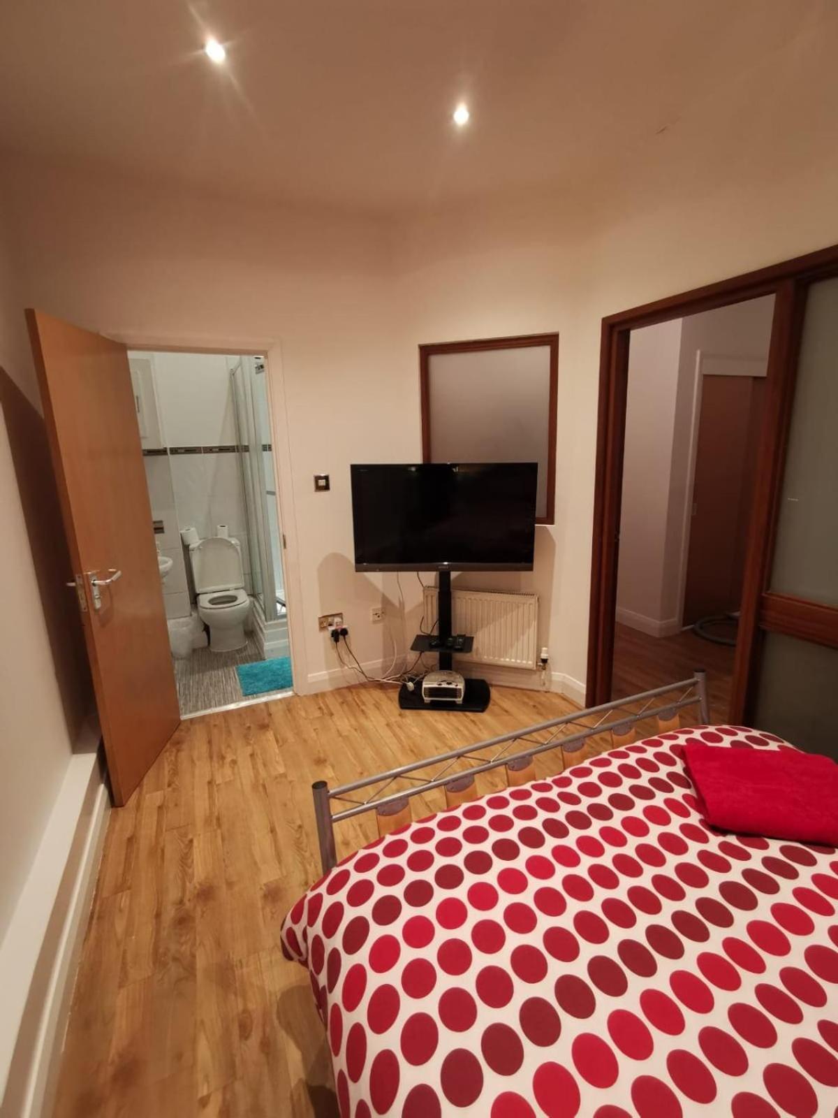 Apartment Centre 2 Double Bedrooms Duplex With 6 Proper Beds - Location, Close To Victoria Centre Shopping Centre With Two Bathrooms And Kitchen In Thurland Street - Parking Five Pounds A Day, Cars And Vans *