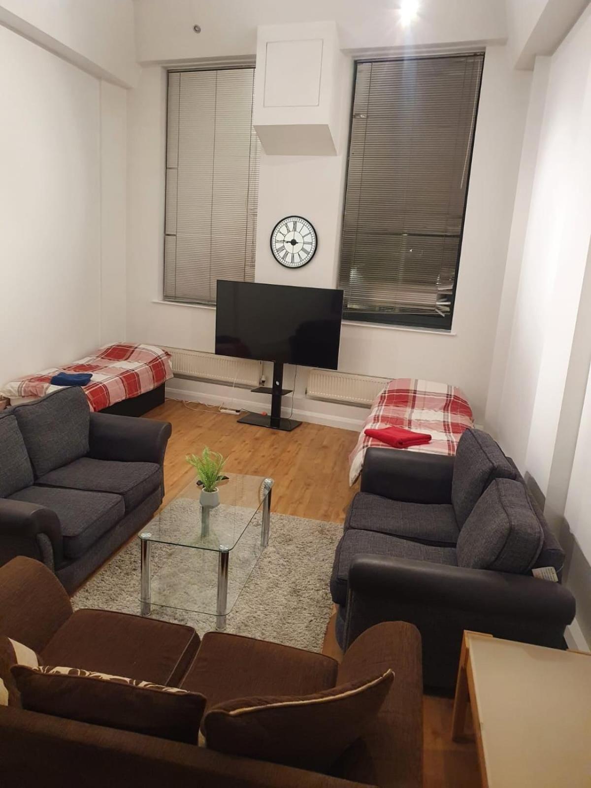 Centre 2 Double Bedrooms Duplex With 6 Proper Beds - Location, Close To Victoria Centre Shopping Centre With Two Bathrooms And Kitchen In Thurland Street - Parking Five Pounds A Day, Cars And Vans * Nottingham