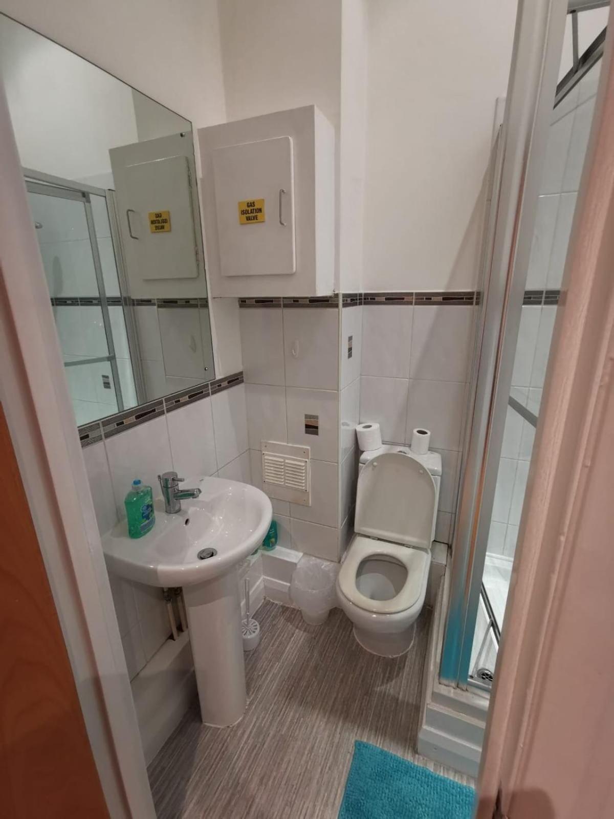 Centre 2 Double Bedrooms Duplex With 6 Proper Beds - Location, Close To Victoria Centre Shopping Centre With Two Bathrooms And Kitchen In Thurland Street - Parking Five Pounds A Day, Cars And Vans *