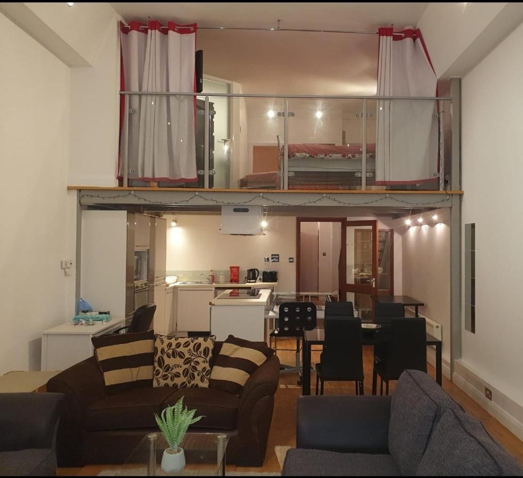Apartment Centre 2 Double Bedrooms Duplex With 6 Proper Beds - Location, Close To Victoria Centre Shopping Centre With Two Bathrooms And Kitchen In Thurland Street - Parking Five Pounds A Day, Cars And Vans *