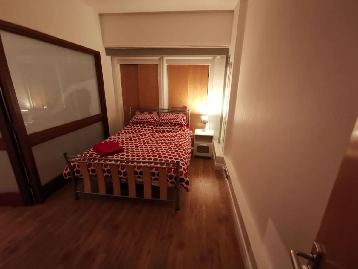 Centre 2 Double Bedrooms Duplex With 6 Proper Beds - Location, Close To Victoria Centre Shopping Centre With Two Bathrooms And Kitchen In Thurland Street - Parking Five Pounds A Day, Cars And Vans *