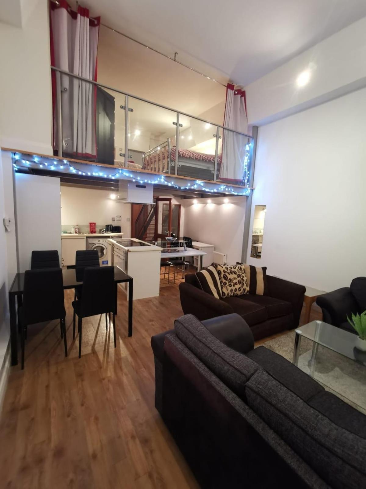 Centre 2 Double Bedrooms Duplex With 6 Proper Beds - Location, Close To Victoria Centre Shopping Centre With Two Bathrooms And Kitchen In Thurland Street - Parking Five Pounds A Day, Cars And Vans *