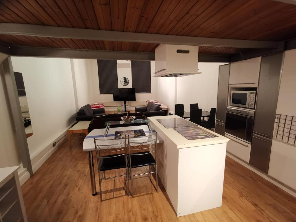 Centre 2 Double Bedrooms Duplex With 6 Proper Beds - Location, Close To Victoria Centre Shopping Centre With Two Bathrooms And Kitchen In Thurland Street - Parking Five Pounds A Day, Cars And Vans Apartment