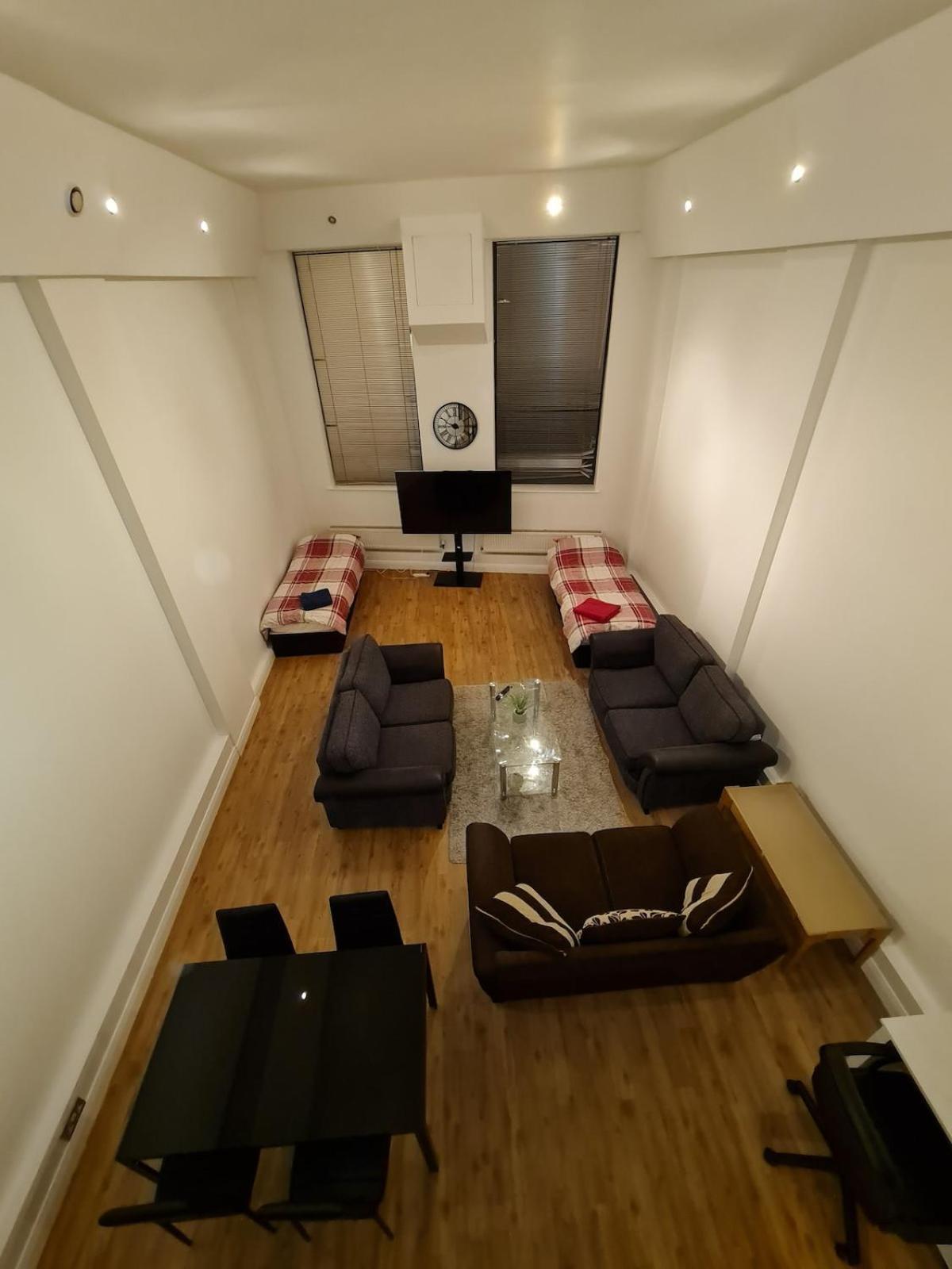 Apartment Centre 2 Double Bedrooms Duplex With 6 Proper Beds - Location, Close To Victoria Centre Shopping Centre With Two Bathrooms And Kitchen In Thurland Street - Parking Five Pounds A Day, Cars And Vans