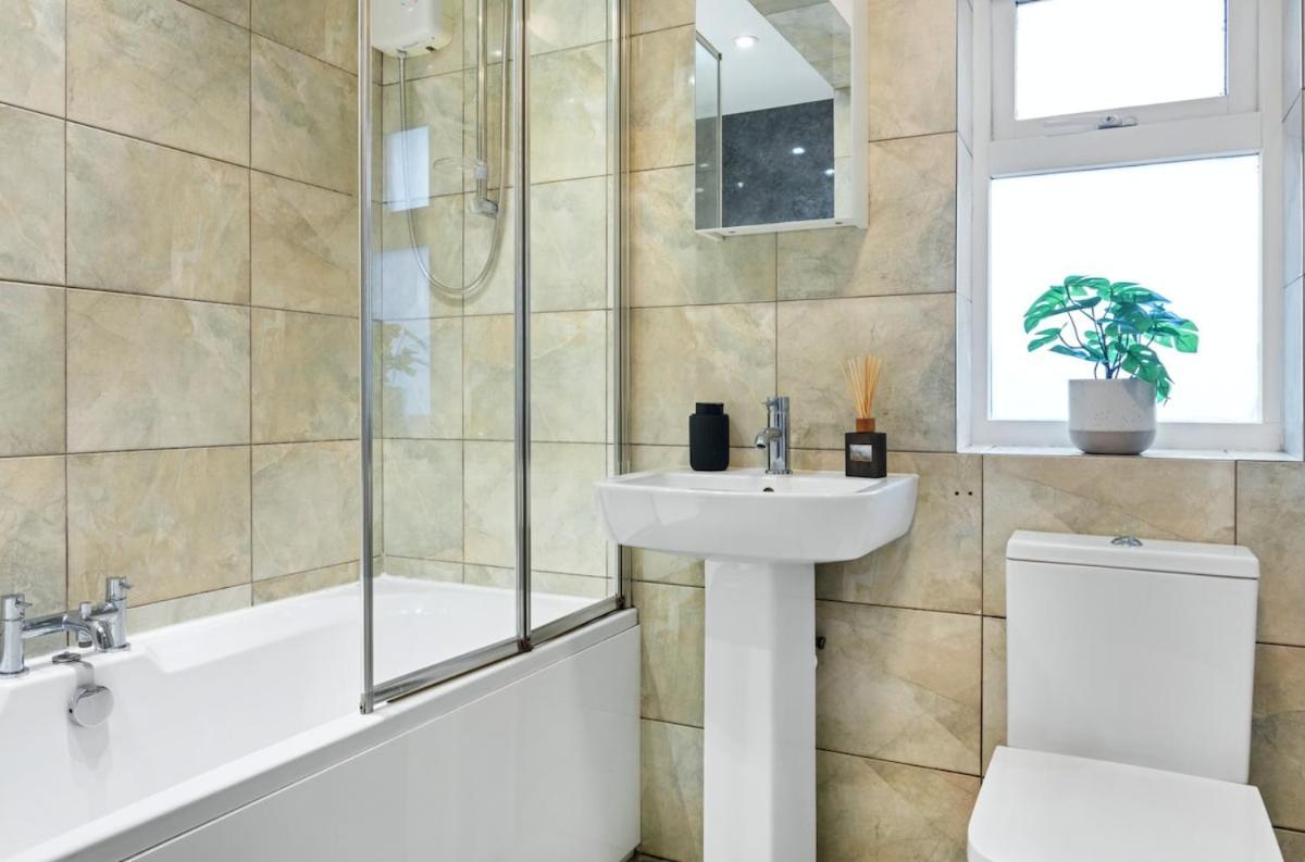 Spacious 3br Hospital With Ps4 Holiday home Nottingham