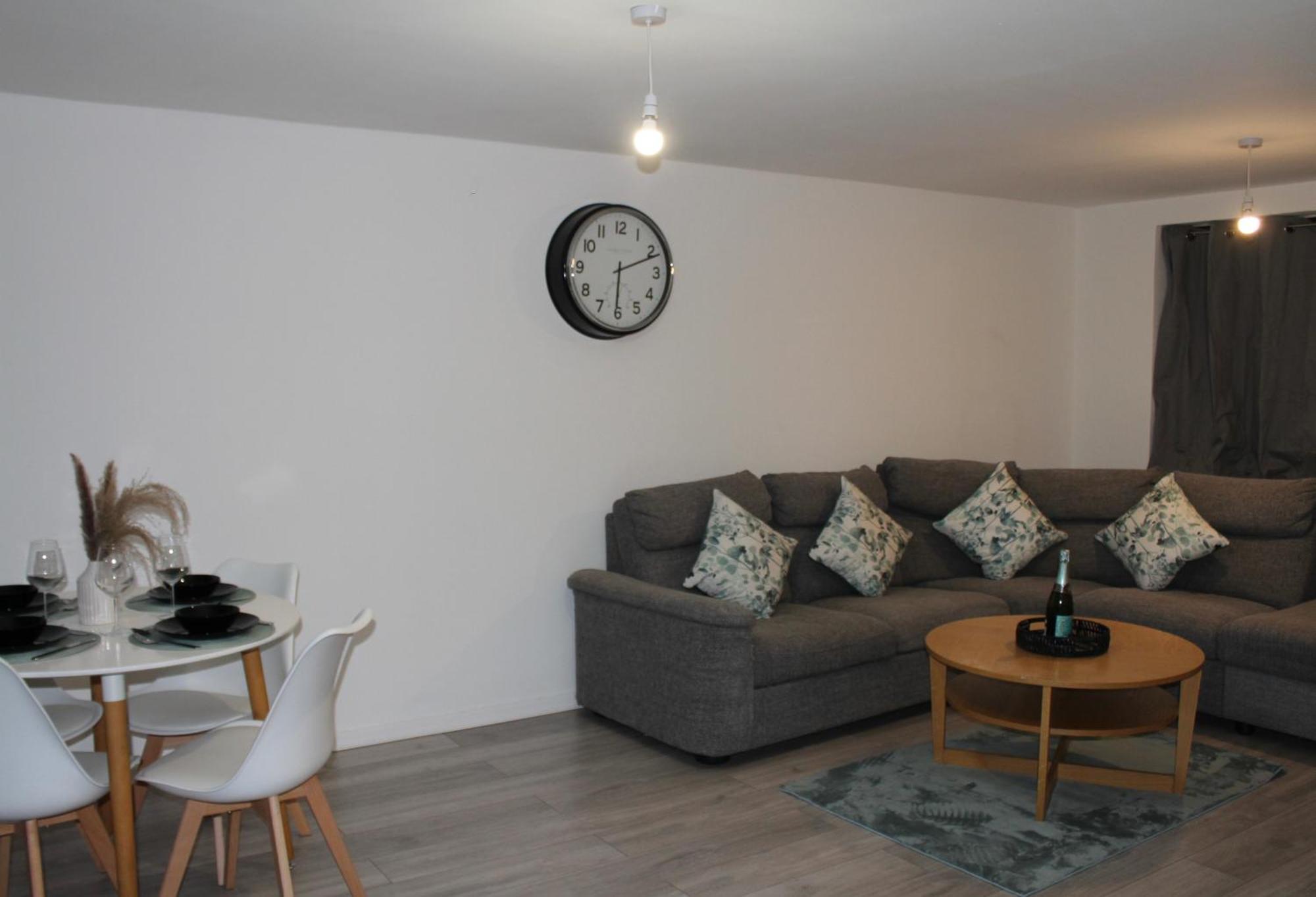 Modern 3-bed With Garden Holiday home *