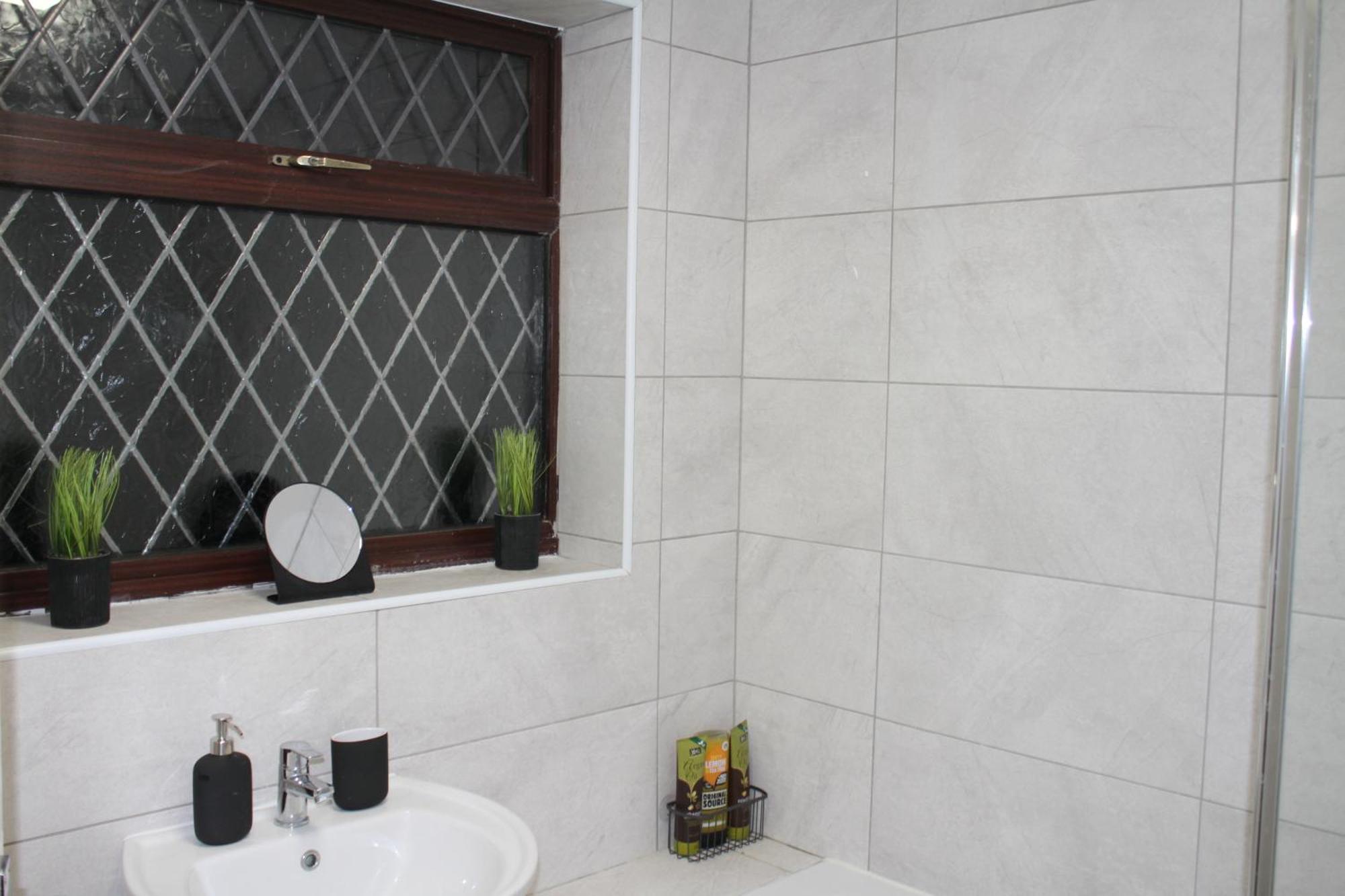 Modern 3-bed With Garden Holiday home