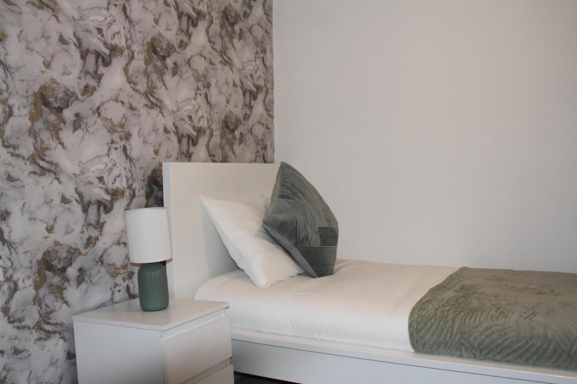 Modern 3-bed With Garden Holiday home Nottingham