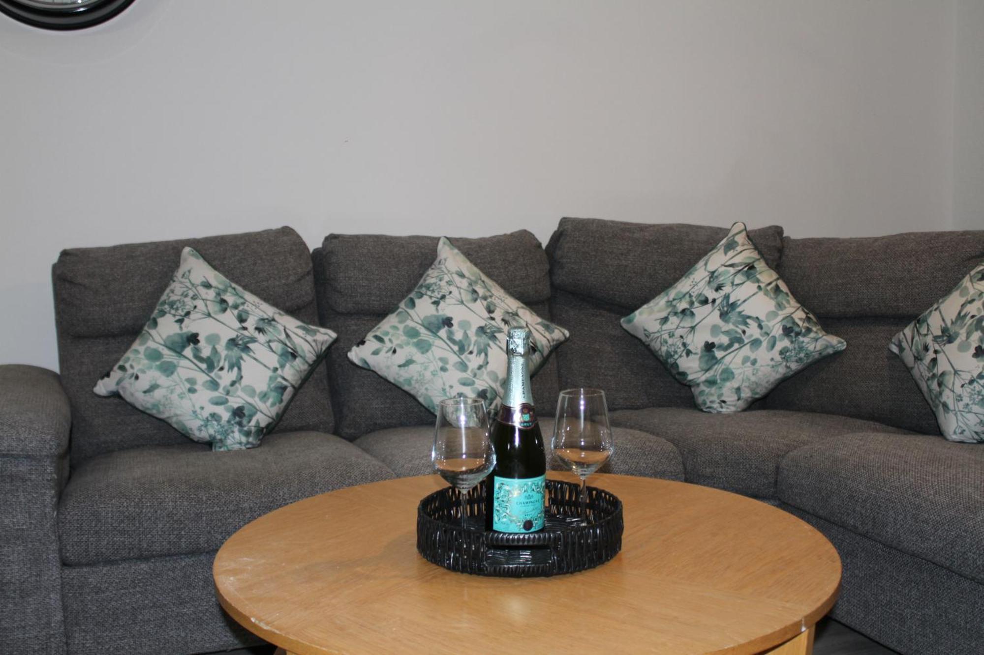 Modern 3-bed With Garden Holiday home Nottingham