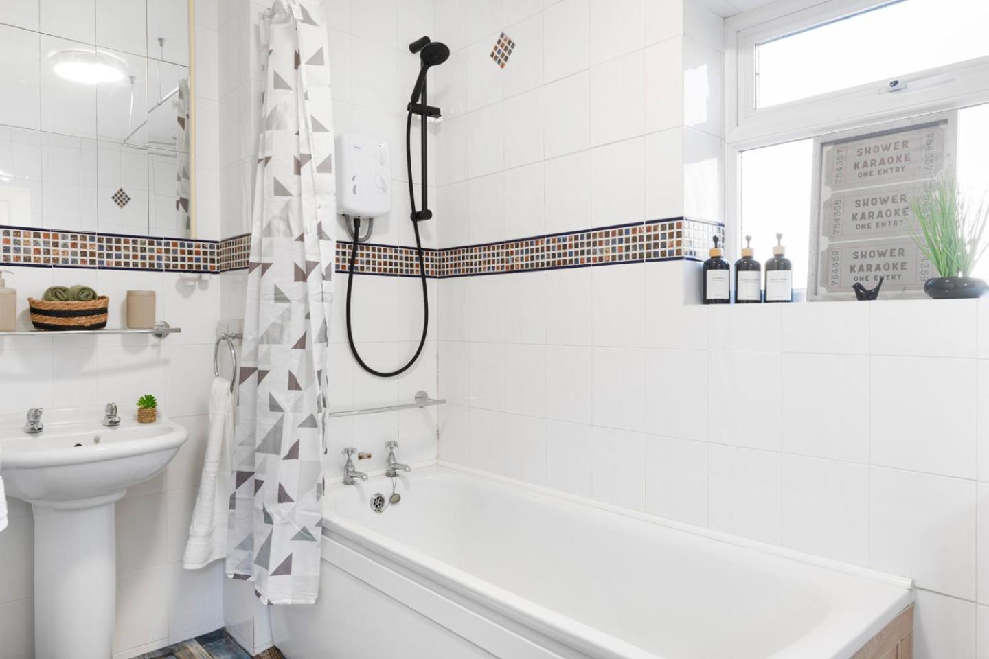 3 Bedroom House - Well Presented - Spacious - Flexible Check In - Free Parking * Nottingham