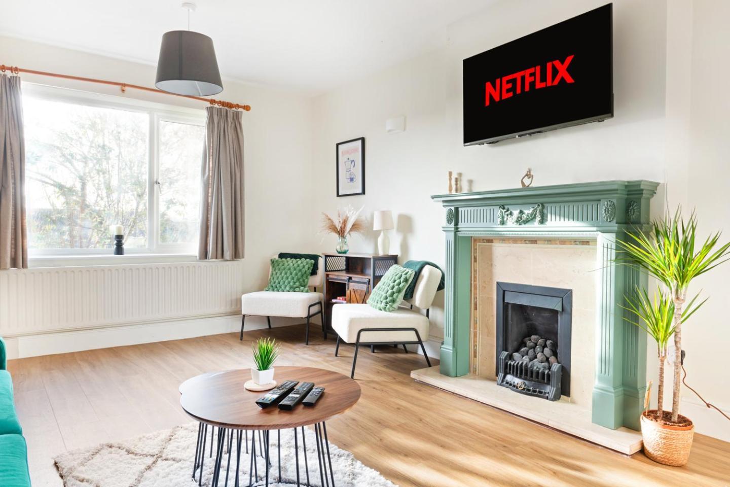 Holiday home 3 Bedroom House - Well Presented - Spacious - Flexible Check In - Free Parking