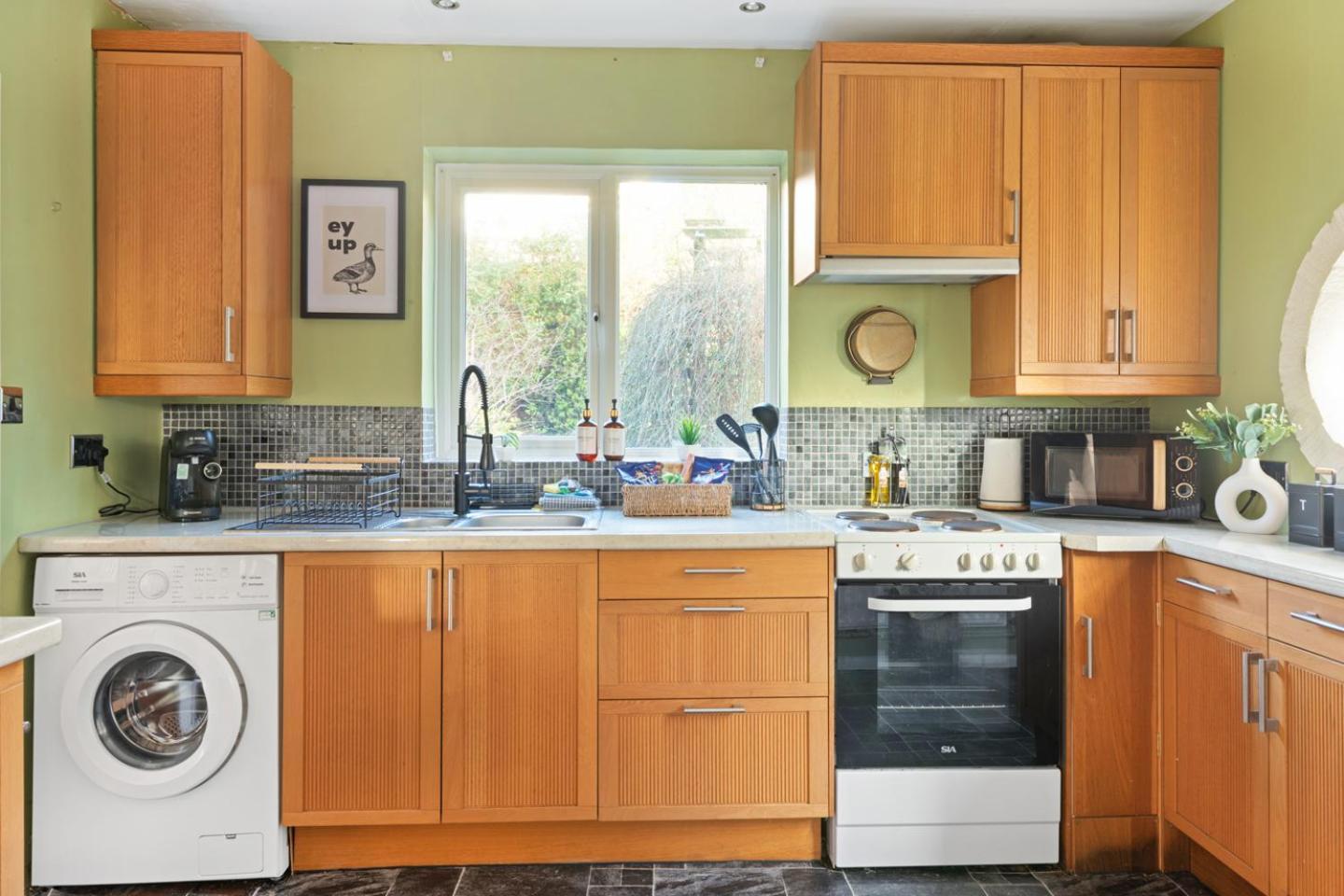 3 Bedroom House - Well Presented - Spacious - Flexible Check In - Free Parking Holiday home