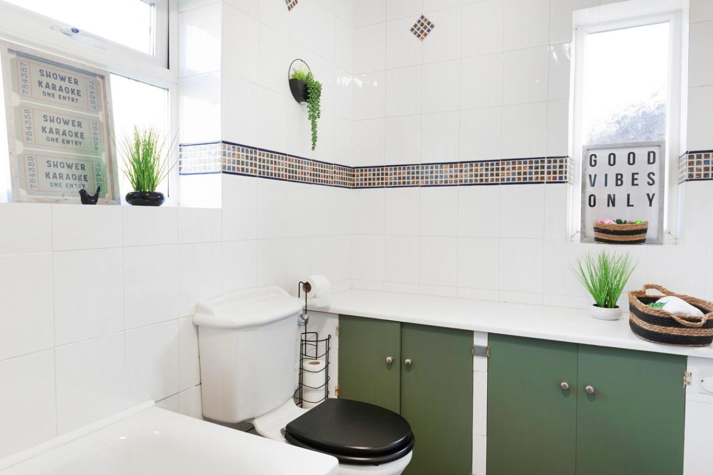 3 Bedroom House - Well Presented - Spacious - Flexible Check In - Free Parking Nottingham