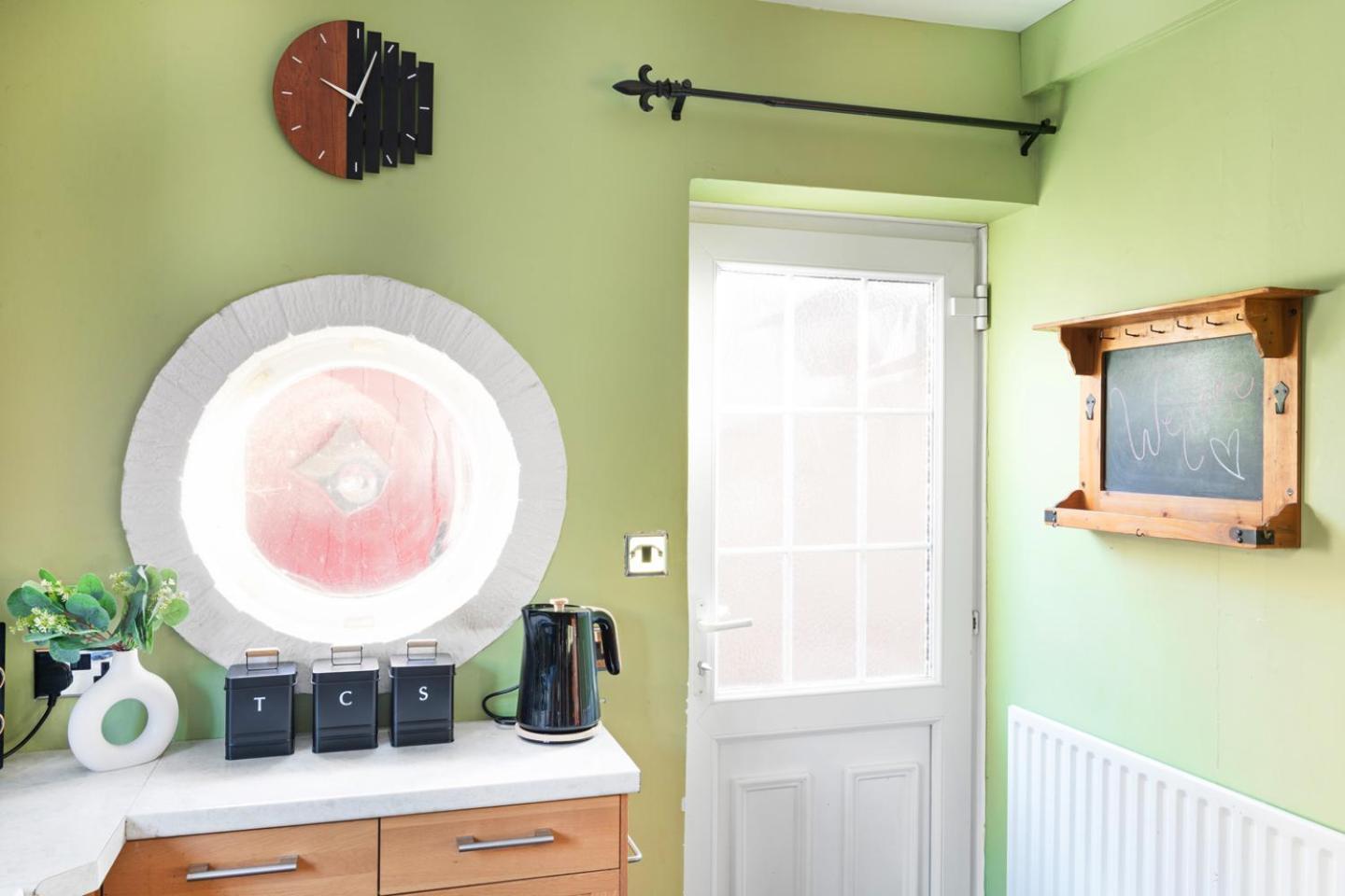Holiday home 3 Bedroom House - Well Presented - Spacious - Flexible Check In - Free Parking *