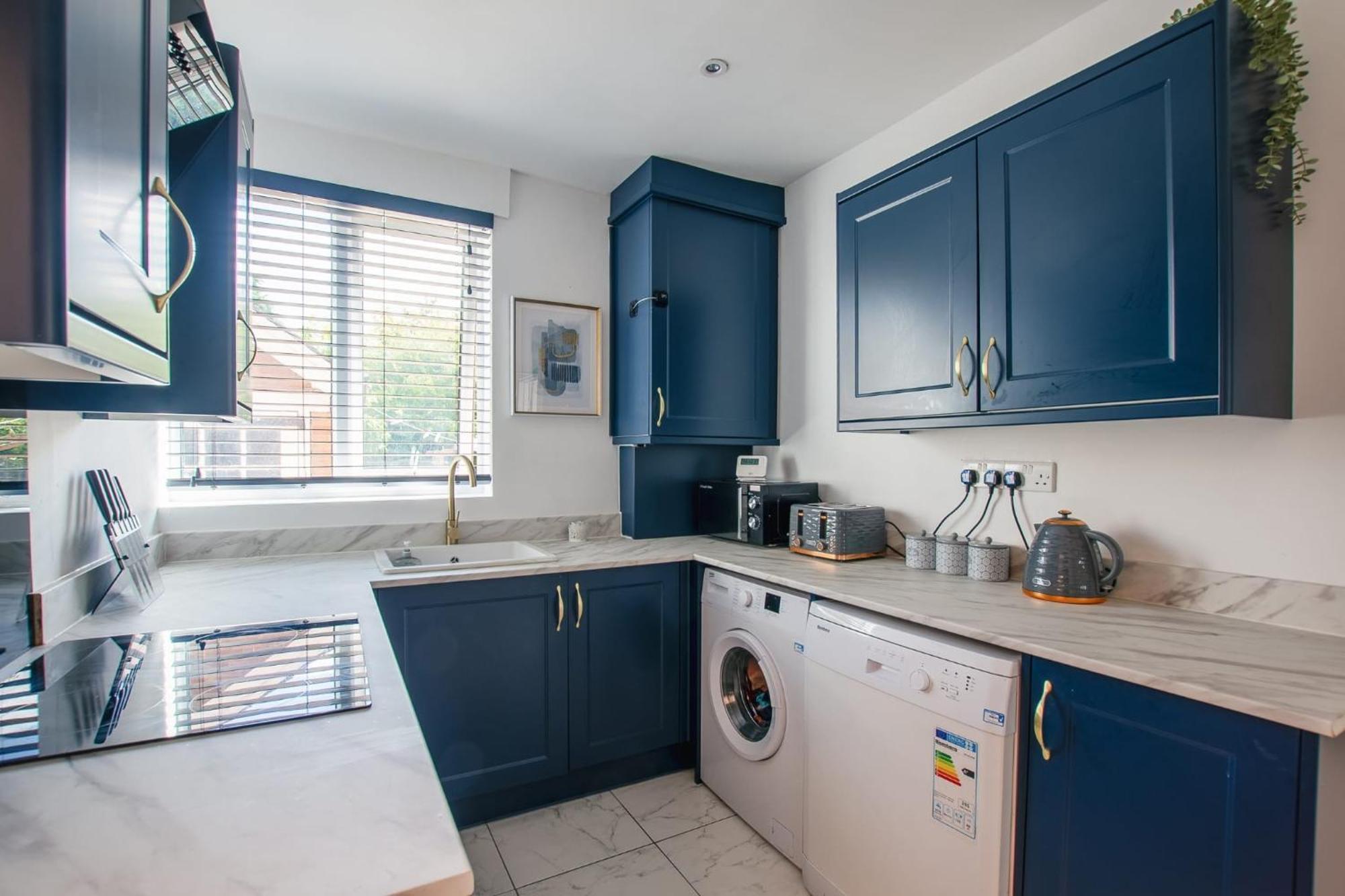 Perfect Family & Business With Parking * Nottingham