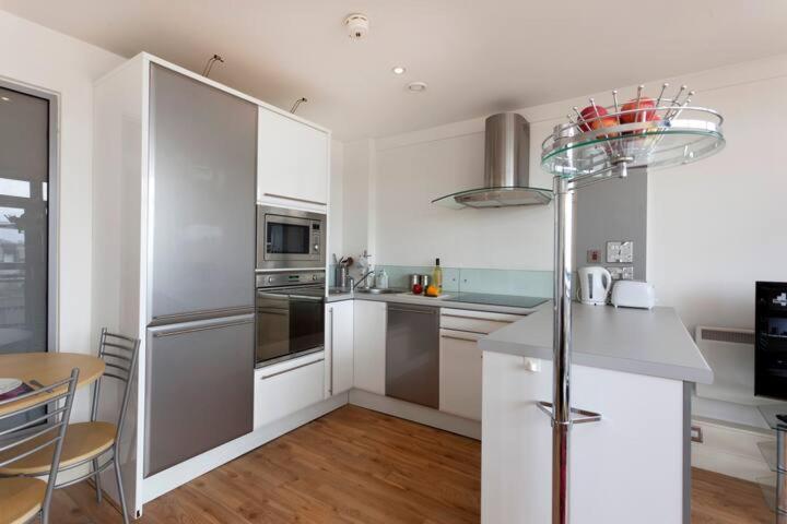 City Centre Apartment With Balcony By Motorpoint Arena And Victoria Centre Shopping Centre In Thurland Street - Outdoor Parking For Cars Or Vans At Five Pounds A Day * Nottingham