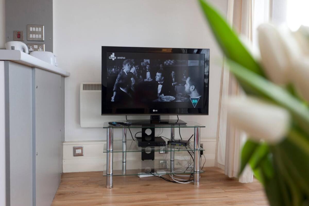 City Centre Apartment With Balcony By Motorpoint Arena And Victoria Centre Shopping Centre In Thurland Street - Outdoor Parking For Cars Or Vans At Five Pounds A Day *