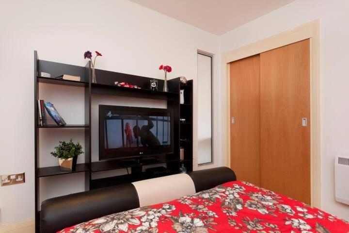 City Centre Apartment With Balcony By Motorpoint Arena And Victoria Centre Shopping Centre In Thurland Street - Outdoor Parking For Cars Or Vans At Five Pounds A Day