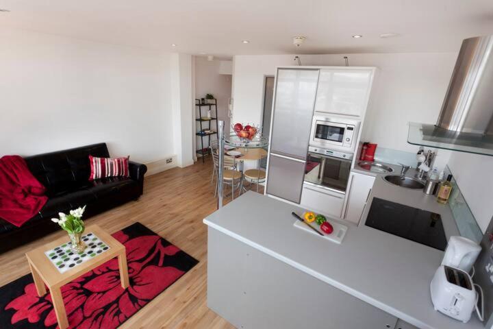 Apartment City Centre Apartment With Balcony By Motorpoint Arena And Victoria Centre Shopping Centre In Thurland Street - Outdoor Parking For Cars Or Vans At Five Pounds A Day