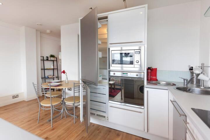 Apartamento City Centre Apartment With Balcony By Motorpoint Arena And Victoria Centre Shopping Centre In Thurland Street - Outdoor Parking For Cars Or Vans At Five Pounds A Day Nottingham