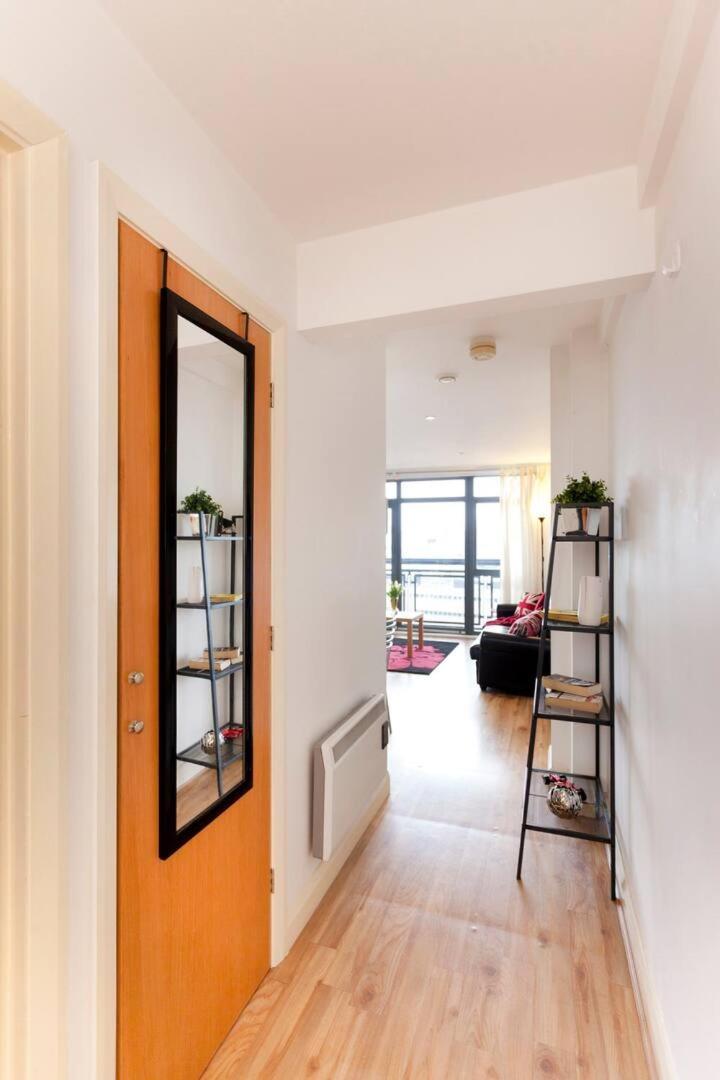 City Centre Apartment With Balcony By Motorpoint Arena And Victoria Centre Shopping Centre In Thurland Street - Outdoor Parking For Cars Or Vans At Five Pounds A Day