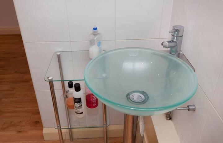 City Centre Apartment With Balcony By Motorpoint Arena And Victoria Centre Shopping Centre In Thurland Street - Outdoor Parking For Cars Or Vans At Five Pounds A Day *
