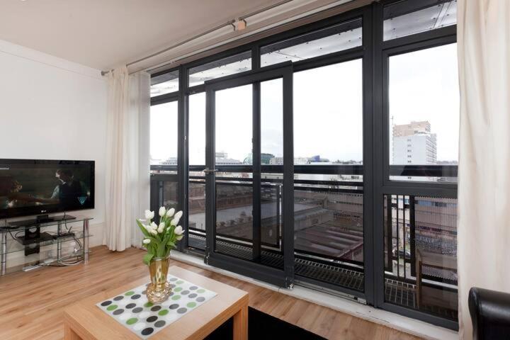 City Centre Apartment With Balcony By Motorpoint Arena And Victoria Centre Shopping Centre In Thurland Street - Outdoor Parking For Cars Or Vans At Five Pounds A Day Apartment