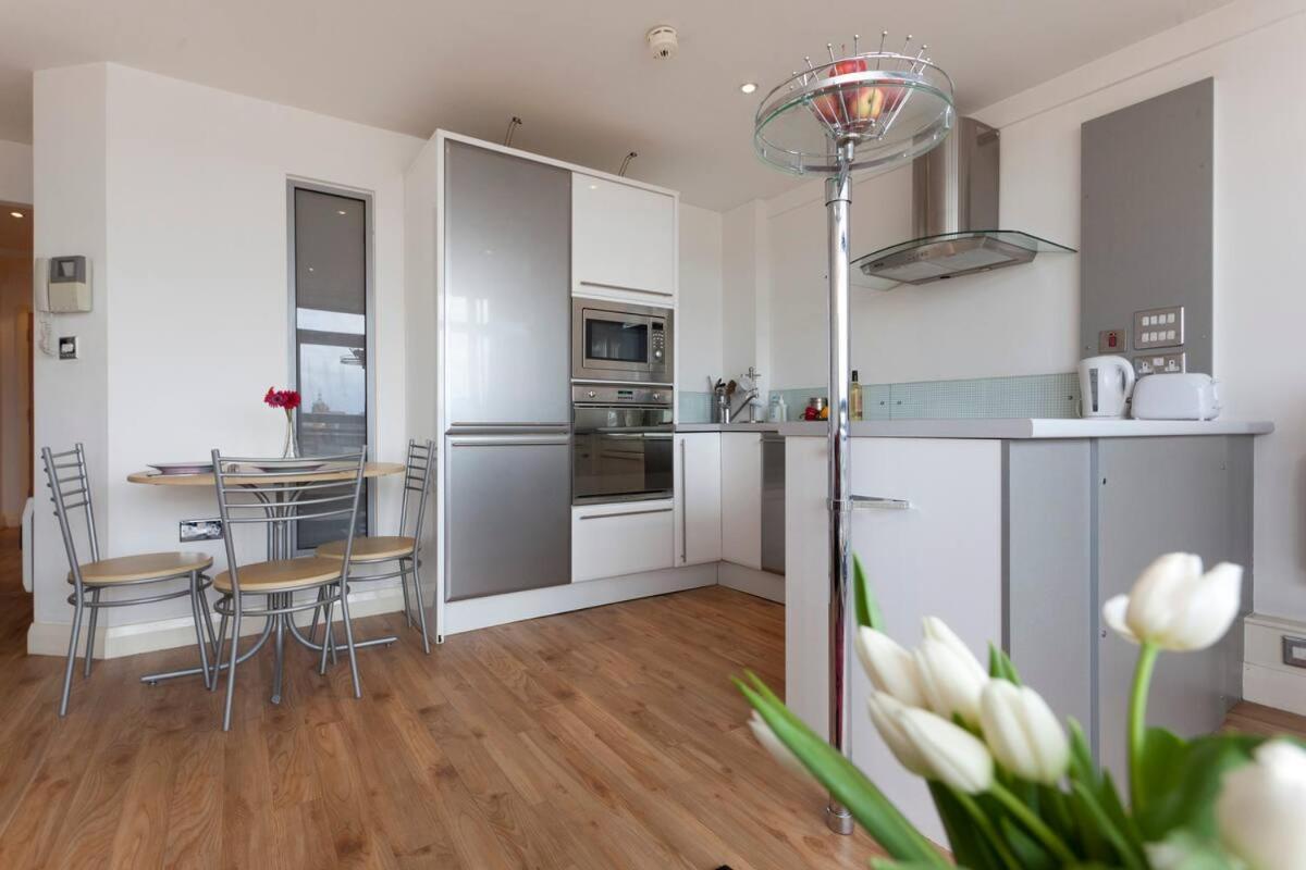 Apartment City Centre Apartment With Balcony By Motorpoint Arena And Victoria Centre Shopping Centre In Thurland Street - Outdoor Parking For Cars Or Vans At Five Pounds A Day