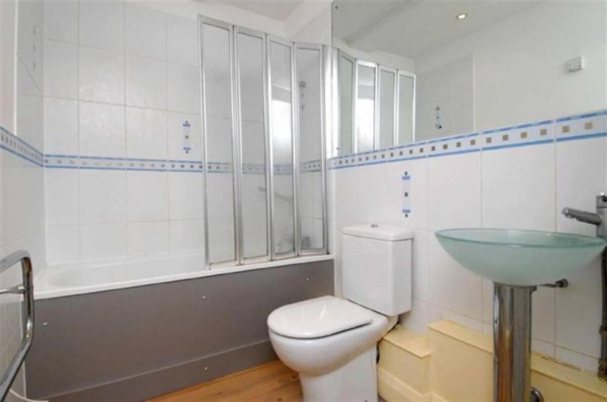 City Centre Apartment With Balcony By Motorpoint Arena And Victoria Centre Shopping Centre In Thurland Street - Outdoor Parking For Cars Or Vans At Five Pounds A Day Apartment *