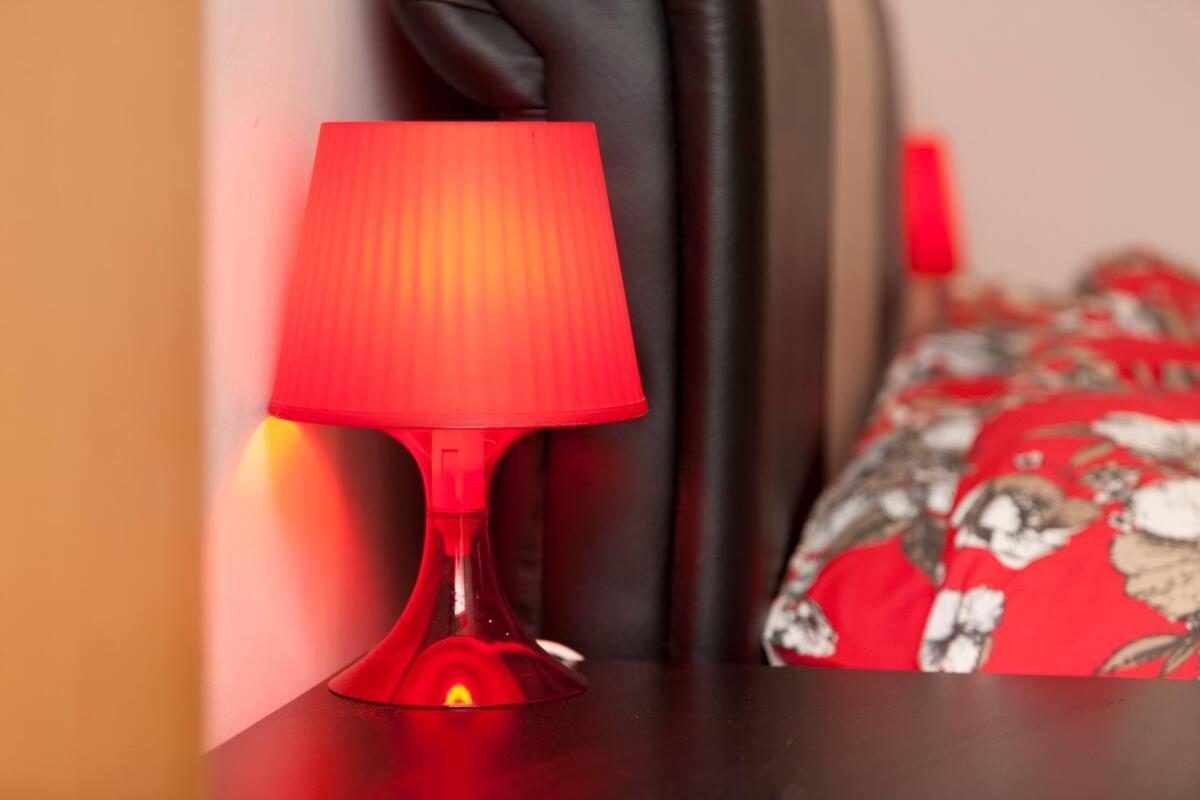 City Centre Apartment With Balcony By Motorpoint Arena And Victoria Centre Shopping Centre In Thurland Street - Outdoor Parking For Cars Or Vans At Five Pounds A Day *