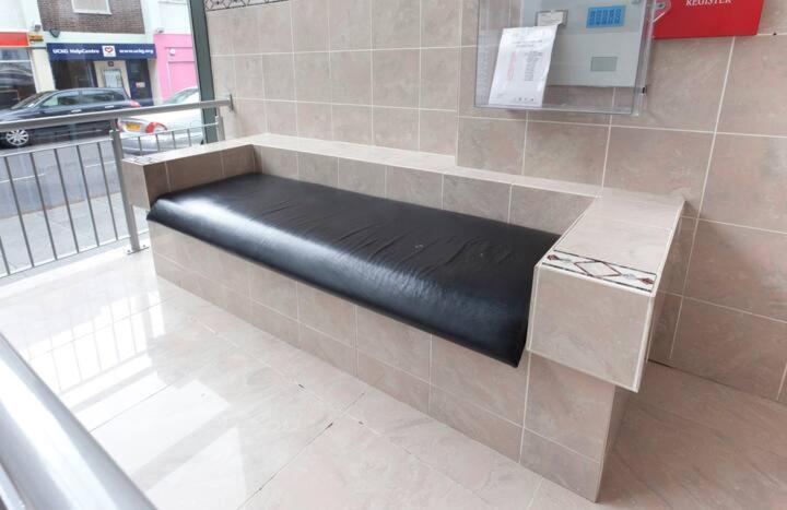 City Centre Apartment With Balcony By Motorpoint Arena And Victoria Centre Shopping Centre In Thurland Street - Outdoor Parking For Cars Or Vans At Five Pounds A Day Nottingham