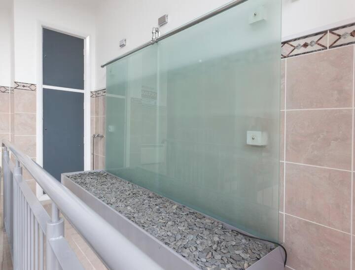 City Centre Apartment With Balcony By Motorpoint Arena And Victoria Centre Shopping Centre In Thurland Street - Outdoor Parking For Cars Or Vans At Five Pounds A Day Apartment *