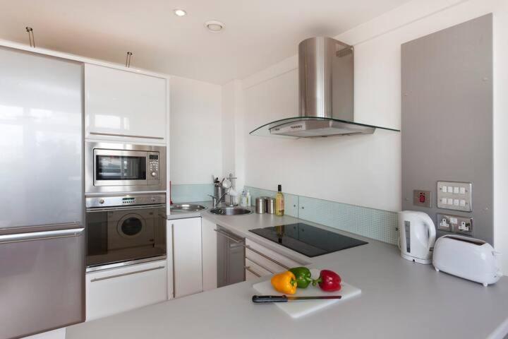 Apartment City Centre Apartment With Balcony By Motorpoint Arena And Victoria Centre Shopping Centre In Thurland Street - Outdoor Parking For Cars Or Vans At Five Pounds A Day *