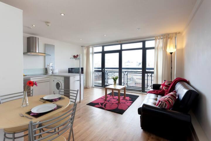 Apartment City Centre Apartment With Balcony By Motorpoint Arena And Victoria Centre Shopping Centre In Thurland Street - Outdoor Parking For Cars Or Vans At Five Pounds A Day *