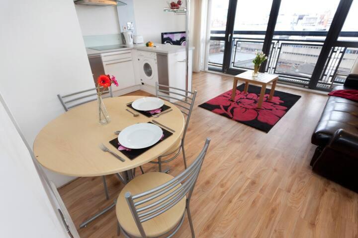 Apartment City Centre Apartment With Balcony By Motorpoint Arena And Victoria Centre Shopping Centre In Thurland Street - Outdoor Parking For Cars Or Vans At Five Pounds A Day Nottingham