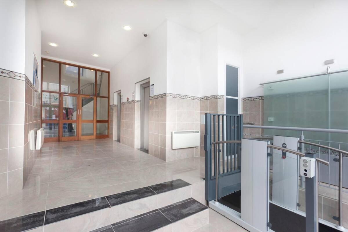 City Centre Apartment With Balcony By Motorpoint Arena And Victoria Centre Shopping Centre In Thurland Street - Outdoor Parking For Cars Or Vans At Five Pounds A Day *